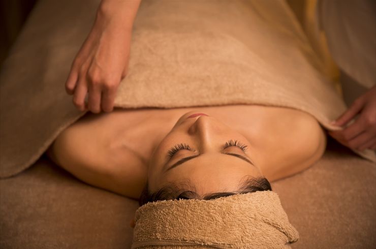 安心して施術を受ける女性